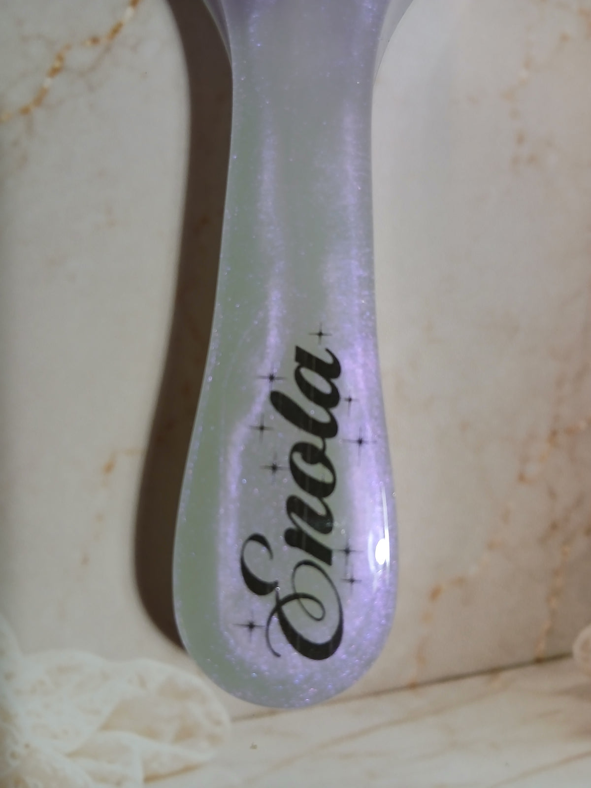 Brosse à cheveux personnalisée en résine avec prénom – Création artisanale