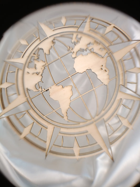 Carte du Monde en Bois Découpée au Laser – Design Rose des Vents | Déco Murale Artisanale