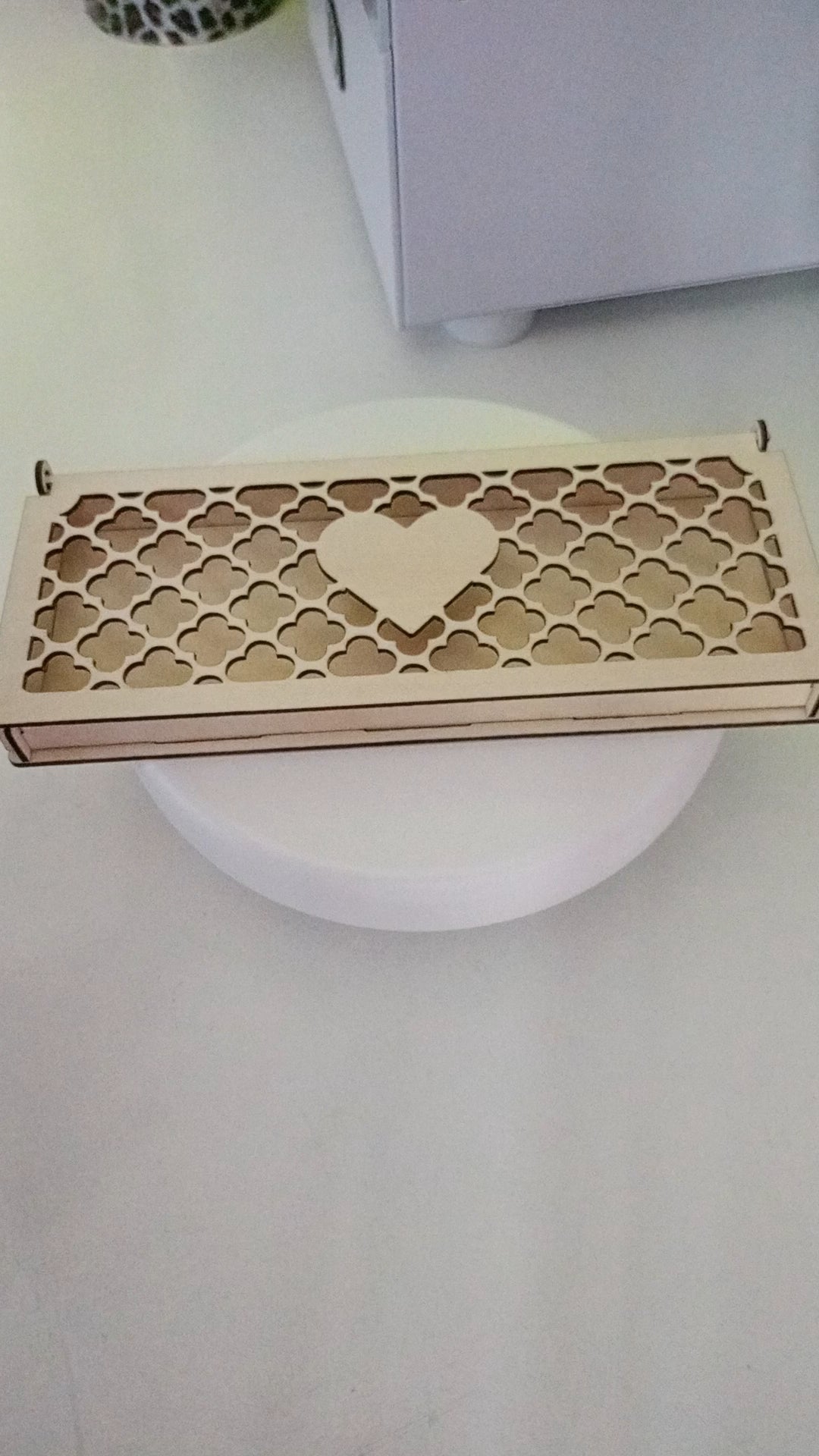 Boîte cadeau en bois ajourée – Motif cœur – Écrin artisanal pour rose, bijou ou surprise.