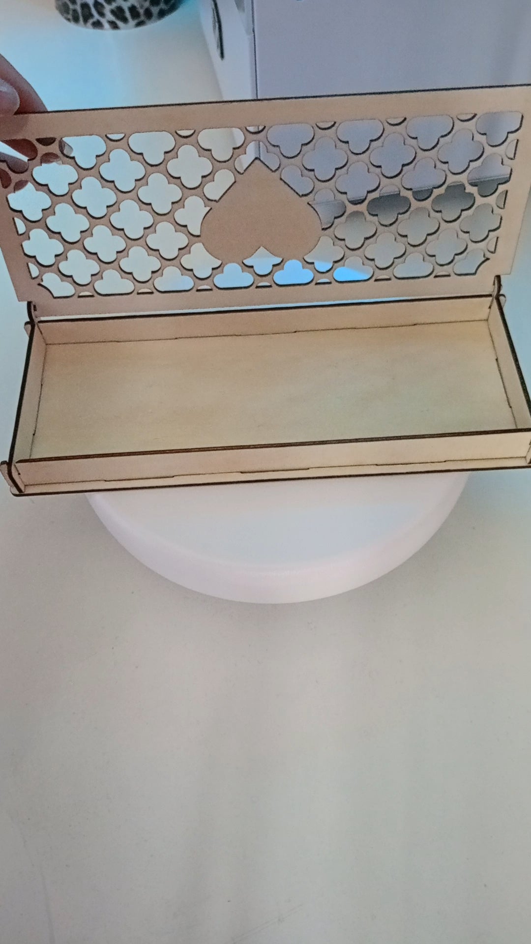 Boîte cadeau en bois ajourée – Motif cœur – Écrin artisanal pour rose, bijou ou surprise.