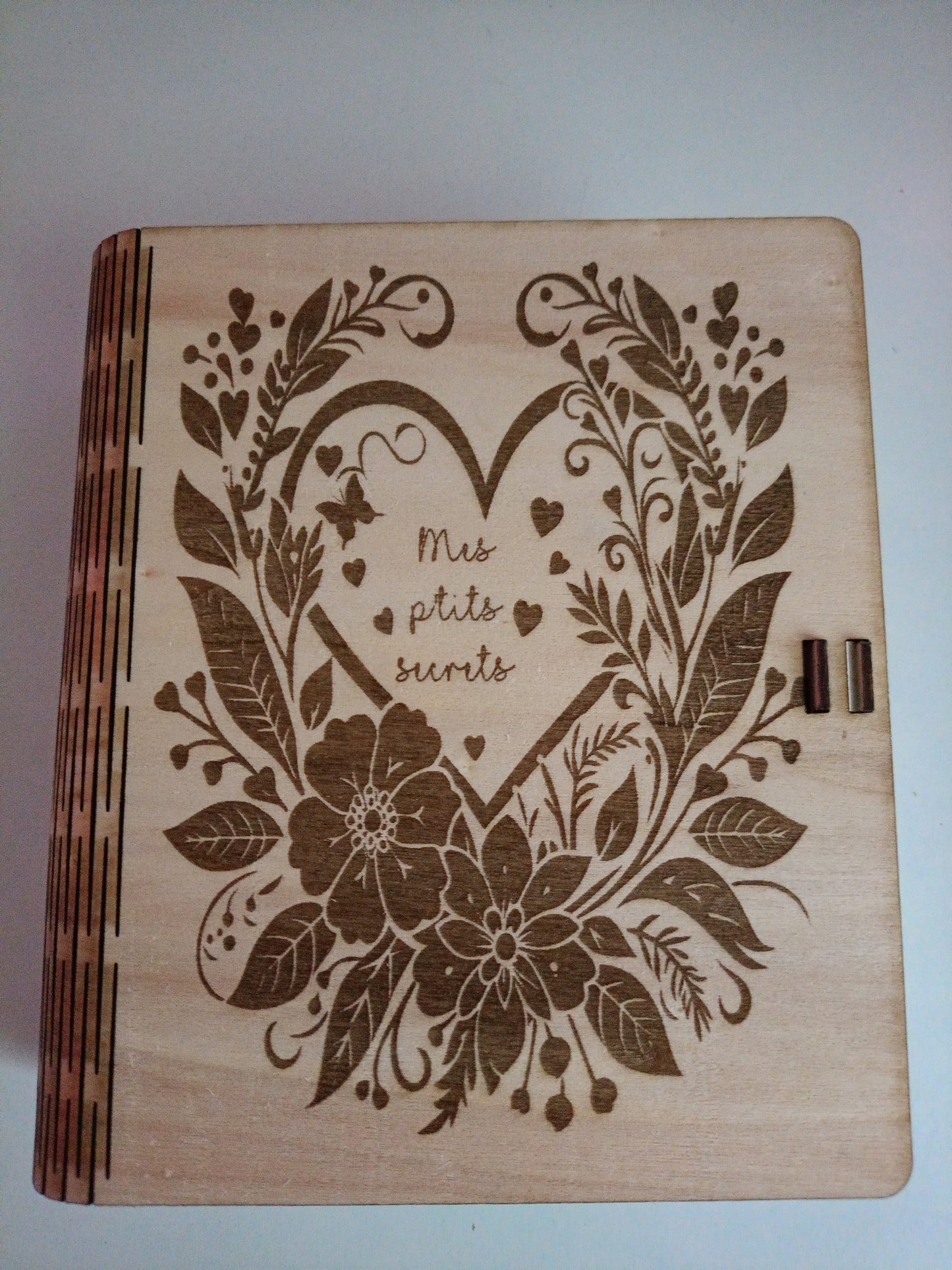 Coffret en bois gravé