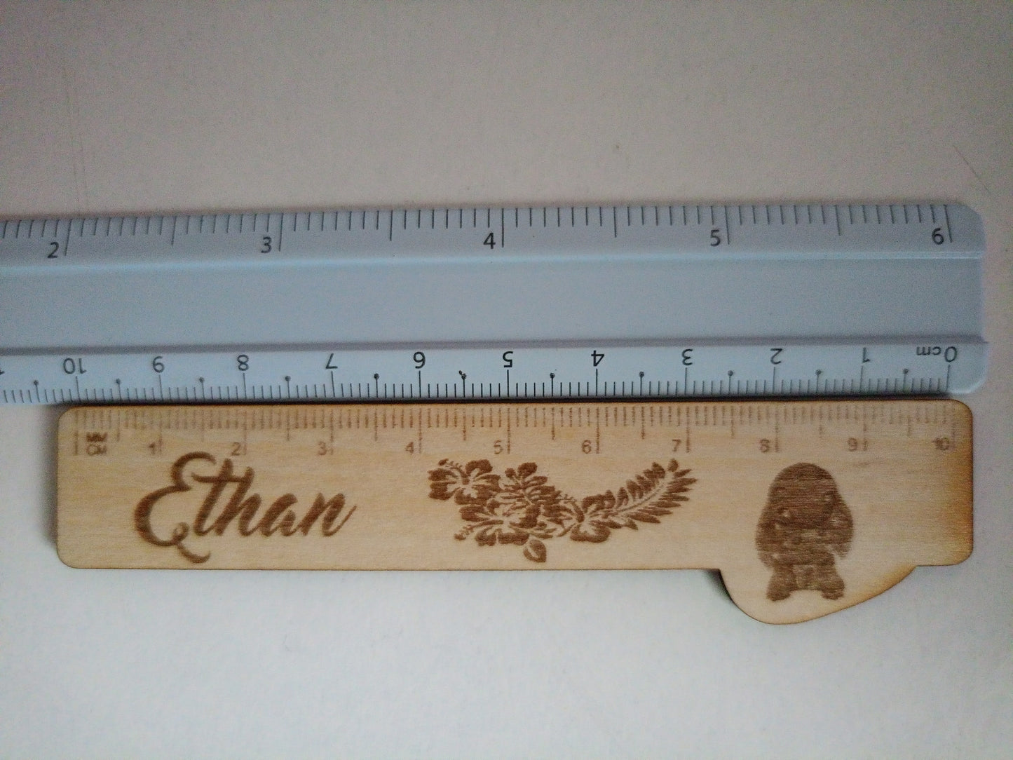 Règle en bois personnalisée gravée – Prénom & motifs décoratifs