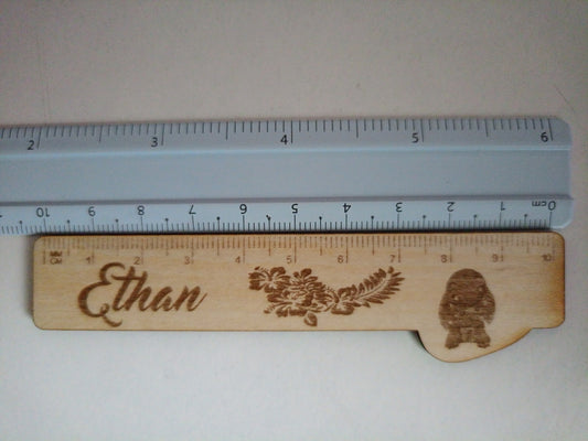 Règle en bois personnalisée gravée – Prénom & motifs décoratifs