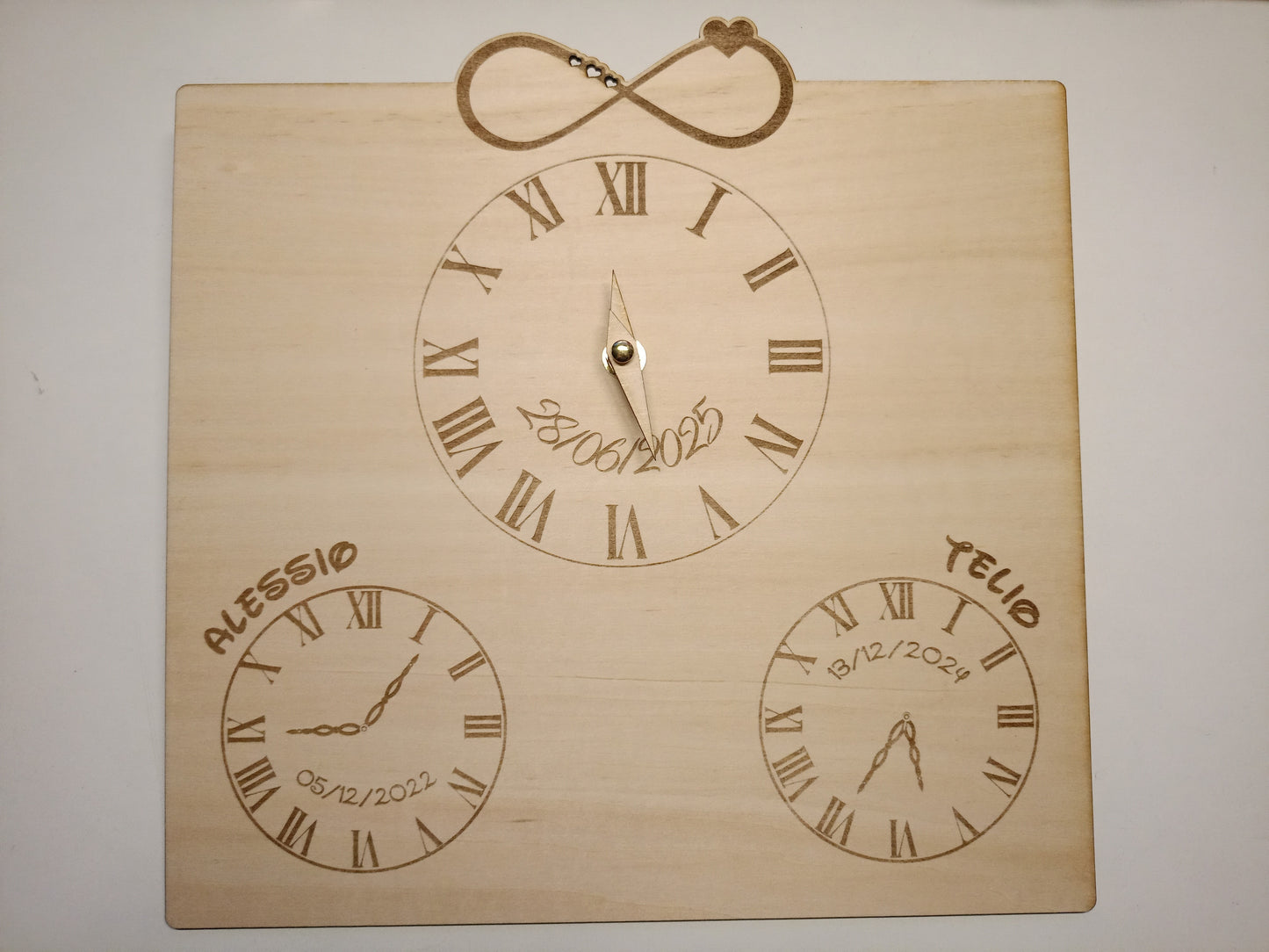 Horloge murale personnalisée en bois – Naissance & Famille