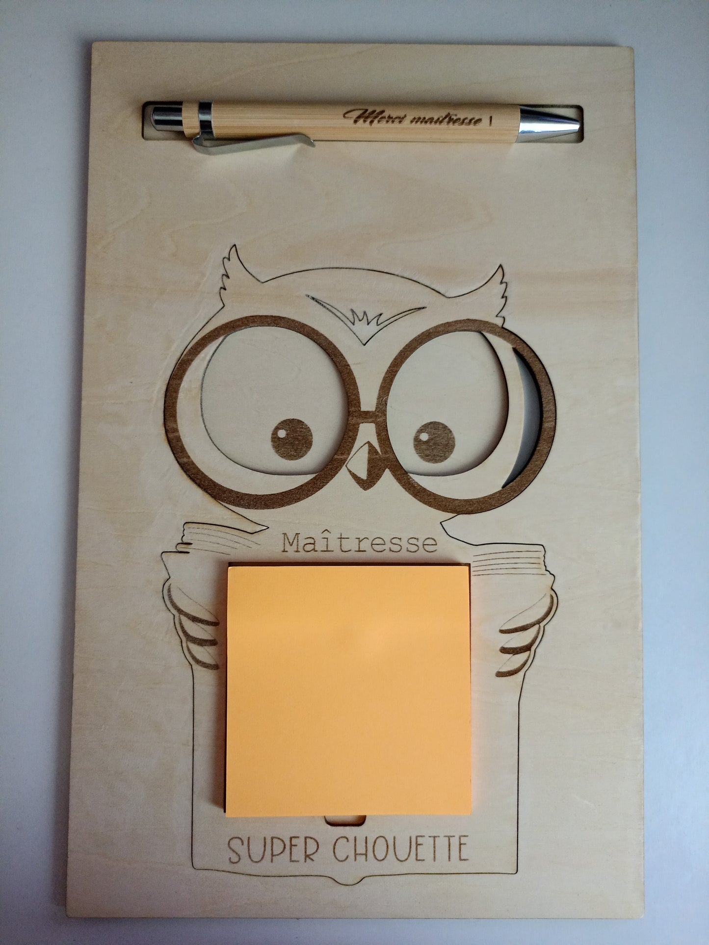 Bloc-notes personnalisé en bois "Maîtresse Super Chouette" + stylo – Cadeau de fin d’année