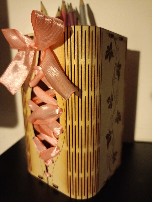 🖋️ Pot à crayons en bois avec ruban corset