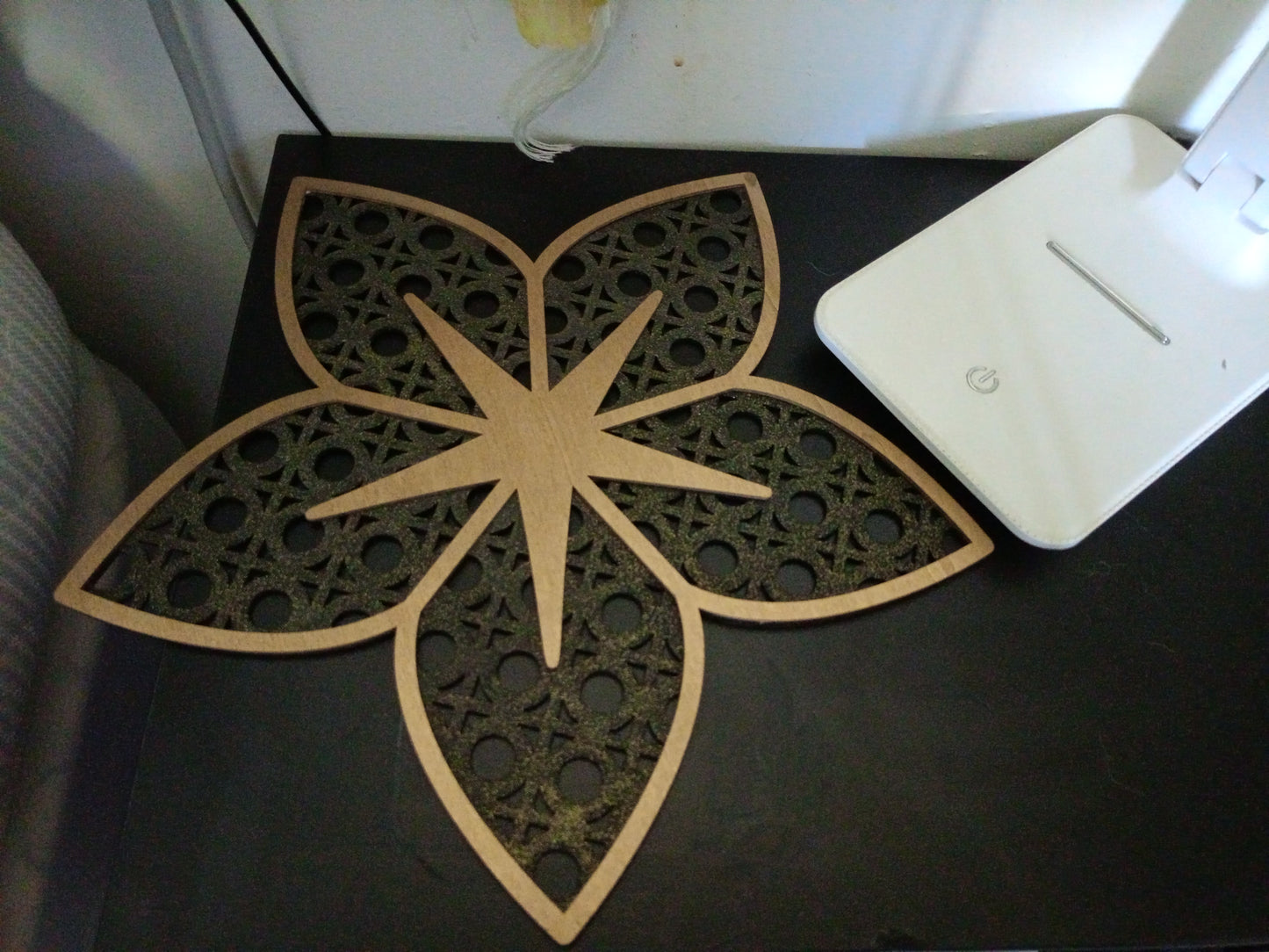Fleur décorative en bois découpée – Élégance artisanale