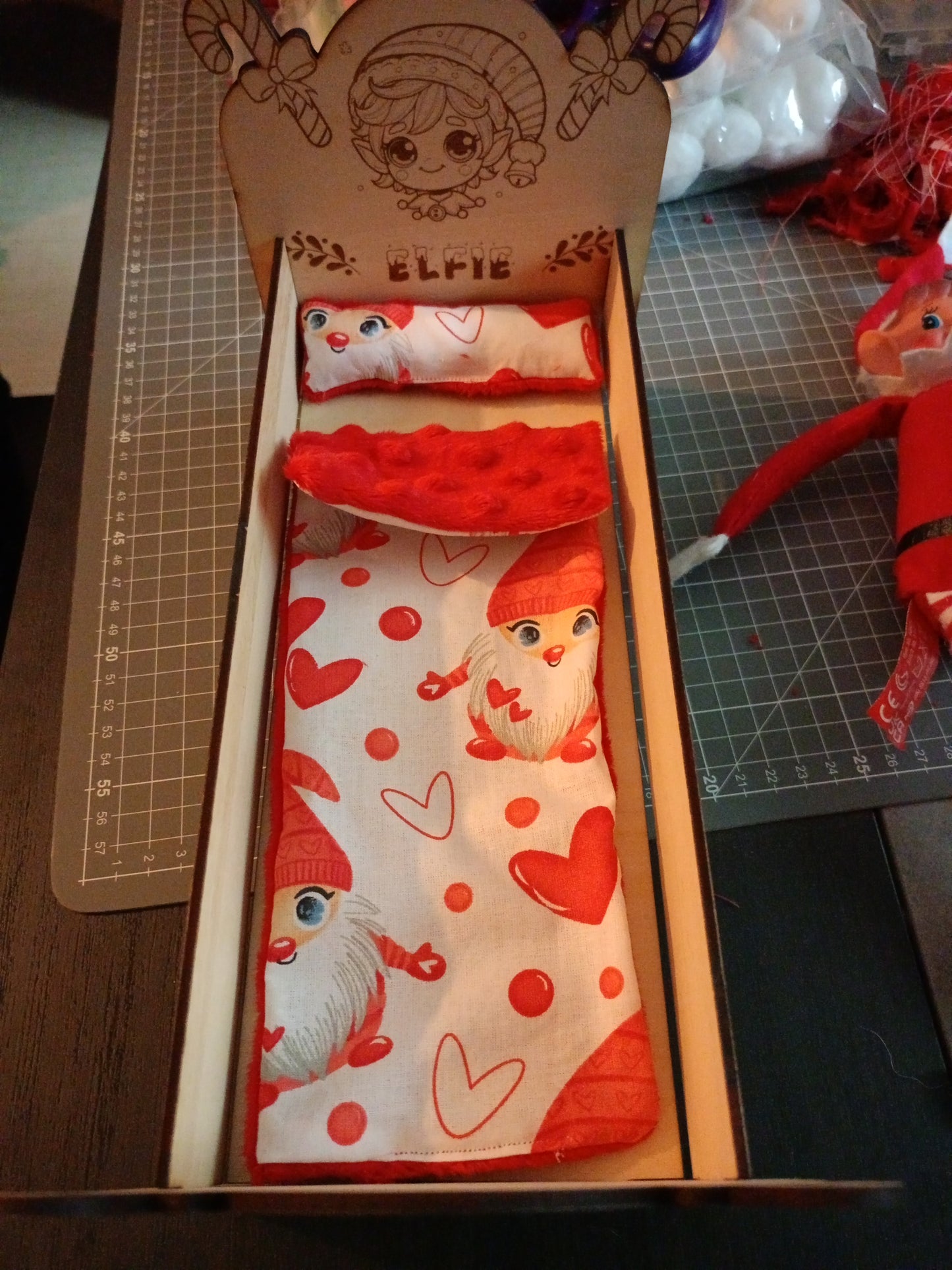 Lit en bois pour lutin de Noël – Accessoire magique pour le lutin farceur 🎄