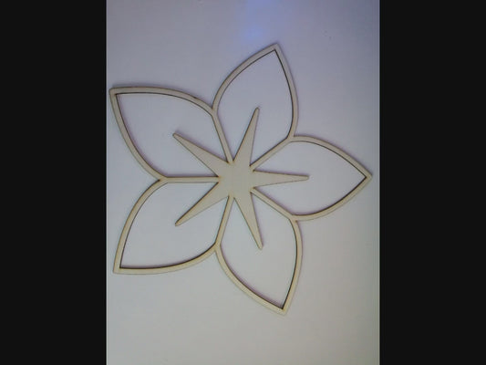 Fleur décorative en bois découpée – Élégance artisanale