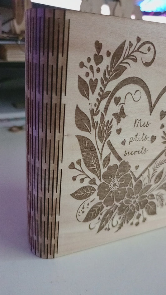 Coffret en bois gravé